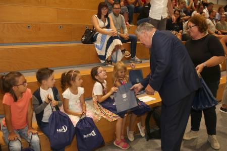 PRVI ŠOLSKI DAN SPREJEM PRVOOLČKOV RAKEK 11 FOTO LJUBO VUKELIČ
